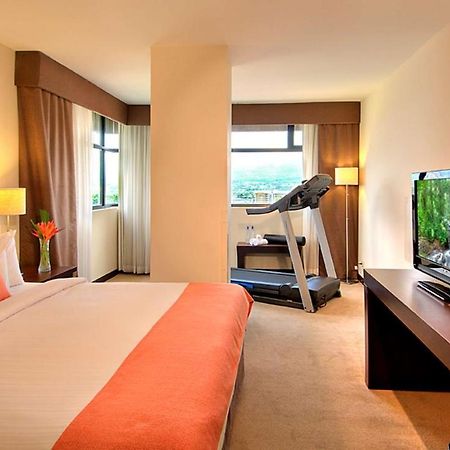 Отель Tryp By Wyndham San Jose Sabana Экстерьер фото