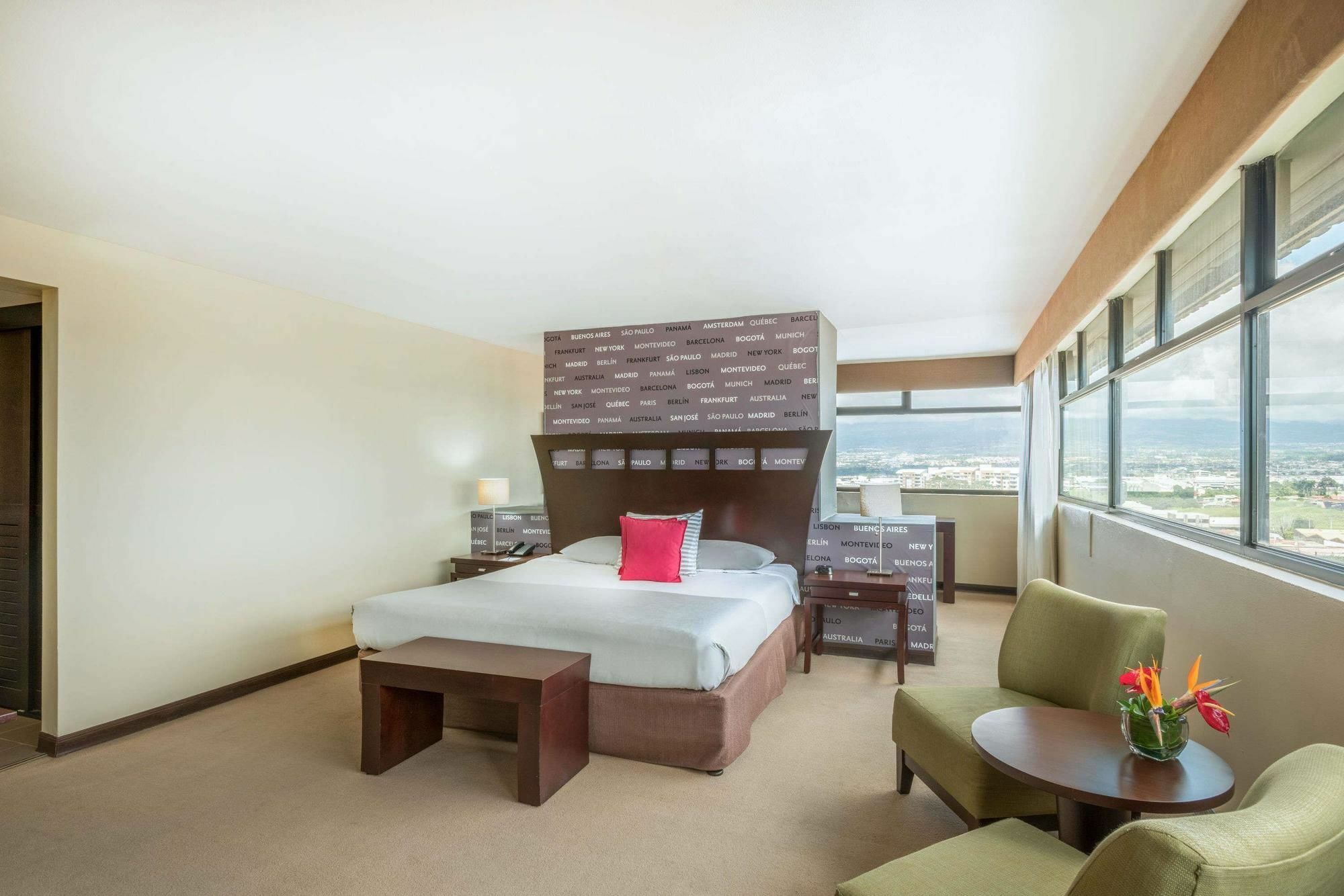 Отель Tryp By Wyndham San Jose Sabana Экстерьер фото